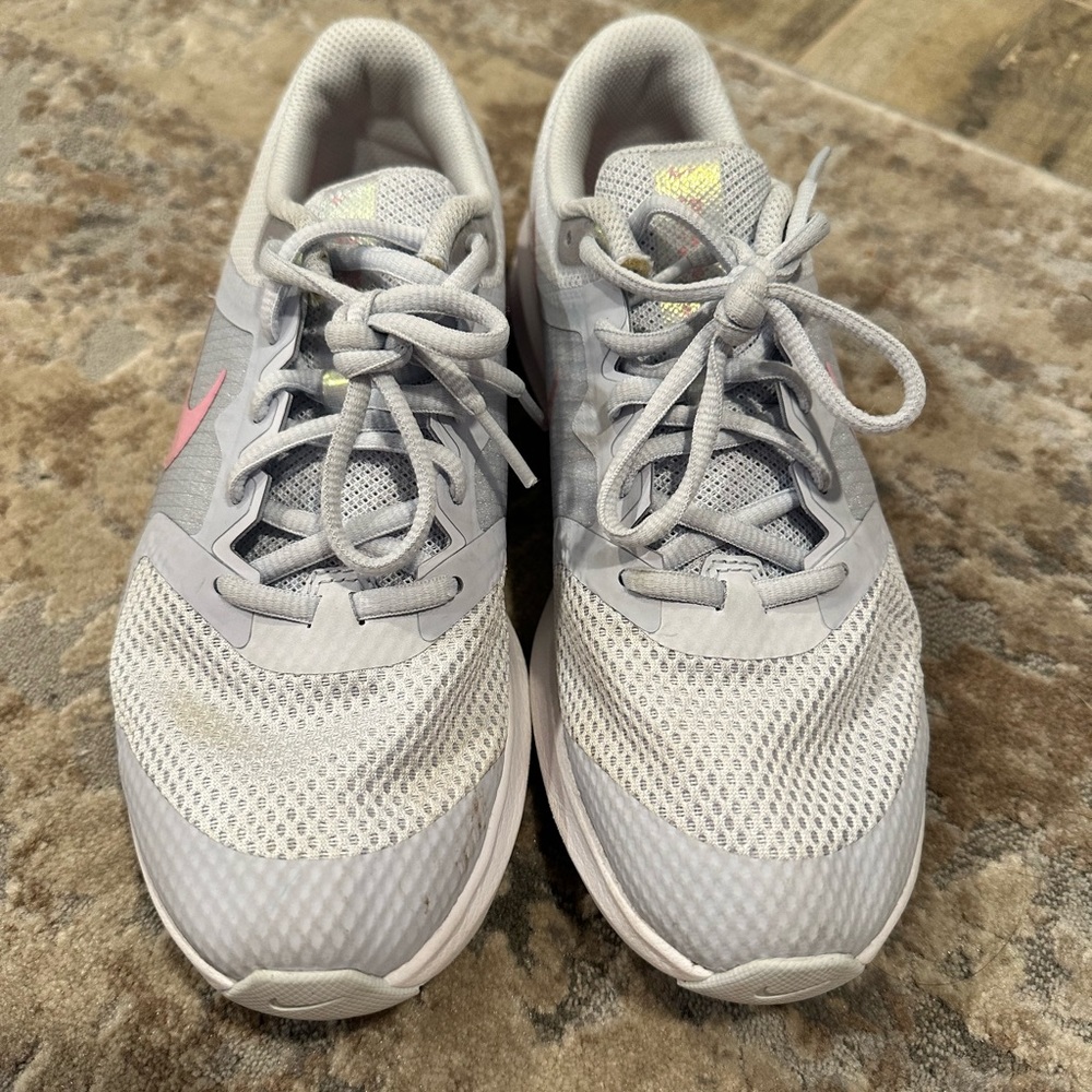 Nike Girls' Downshifter 11 SE GS Running Shoes Size 4Y Gray with Pink - Picture 2 of 5